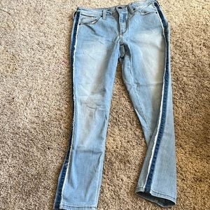 Universal thread, detailed jeans